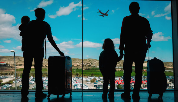 Familie wartet am Flughafen