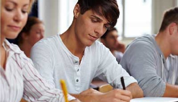 Studenten beim Schreiben